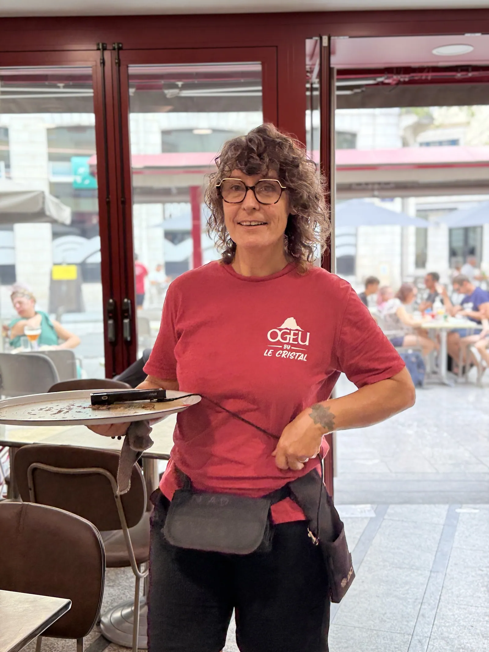 Accueil des clients à l'entrée du Cristal, bar brasserie à Pau