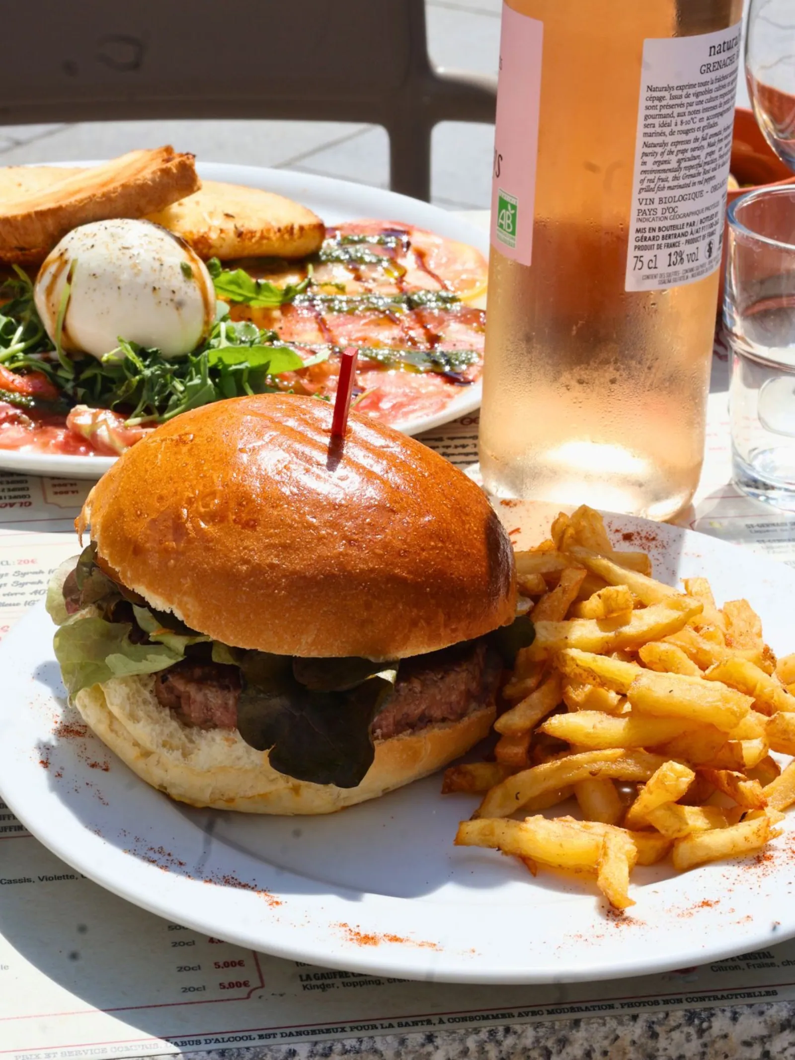 Burger maison et frites servis au Cristal, bar brasserie à Pau