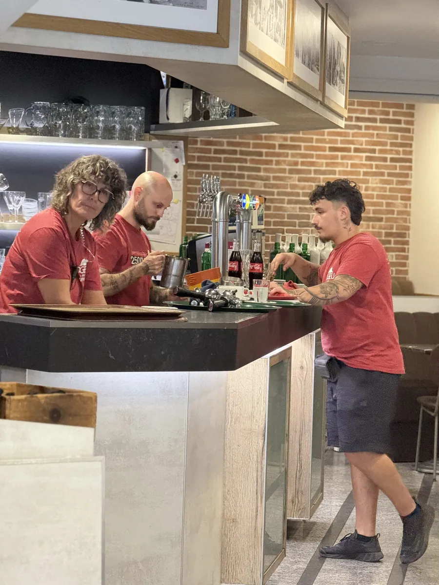 L'&eacute;quipe du Cristal derri&egrave;re le comptoir