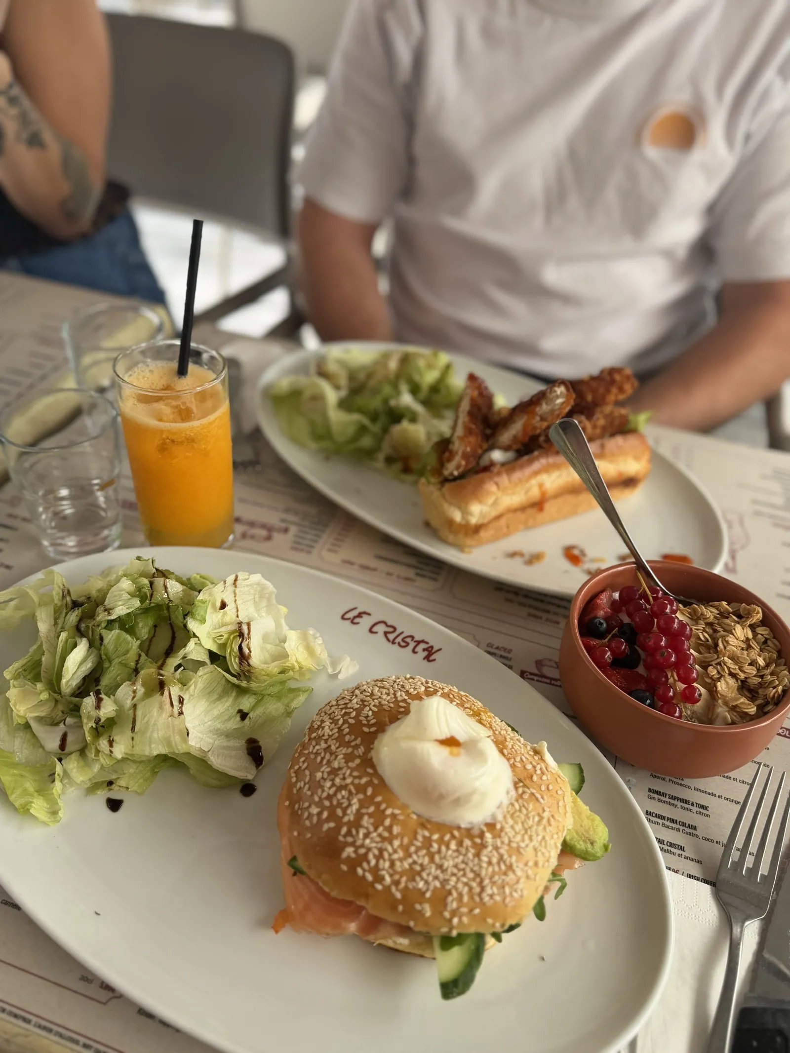 Déjeuner servi en terrasse au Cristal, à Pau