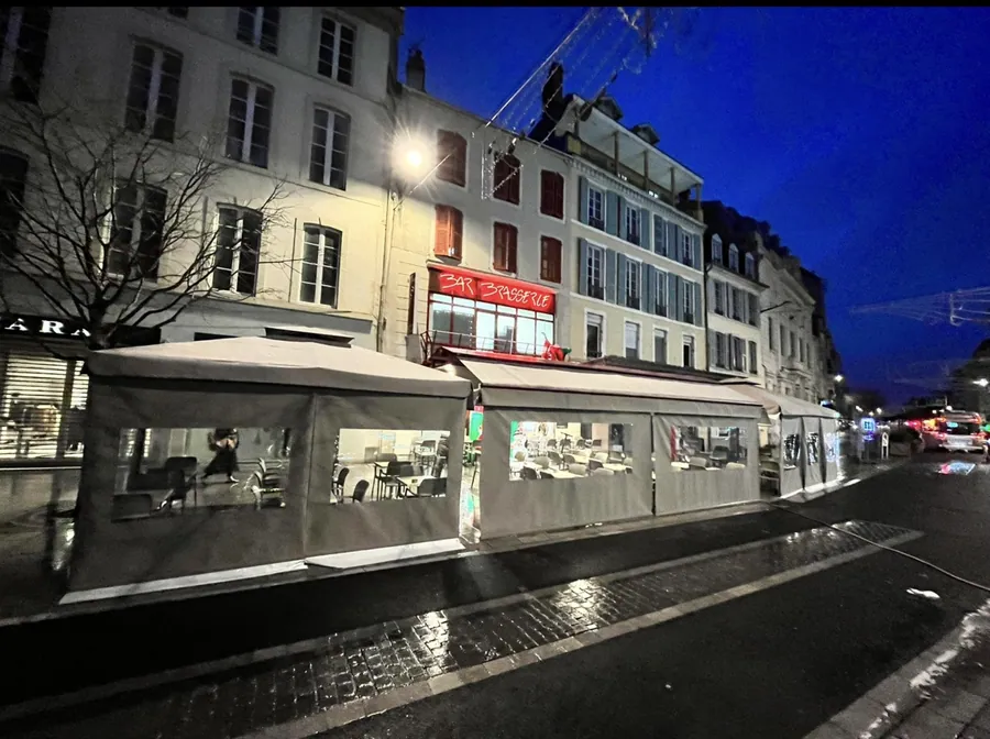 La façade rouge et éclairée du Cristal en soirée, rue Maréchal Foch à Pau