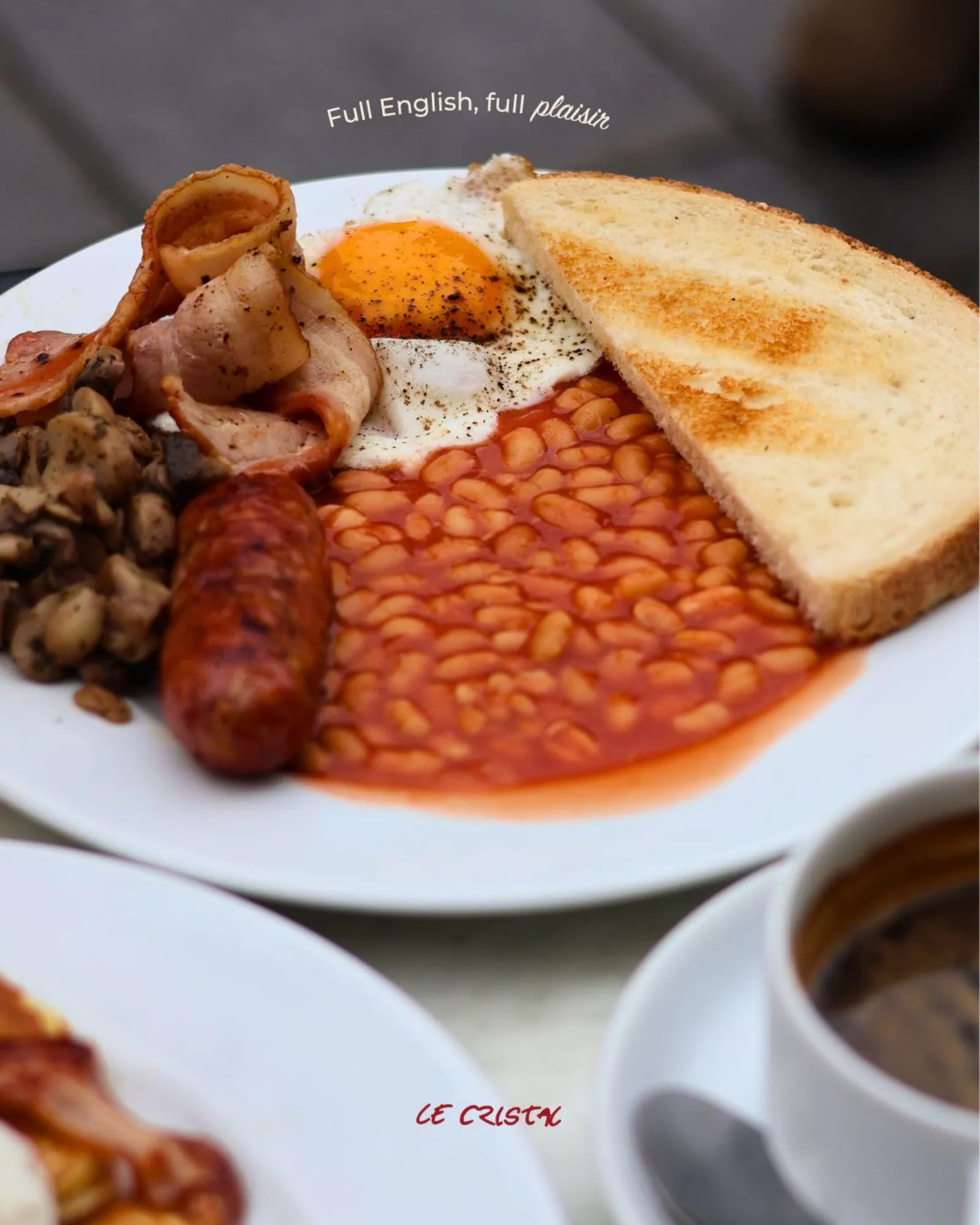 Petit-déjeuner complet servi le matin au Cristal à Pau