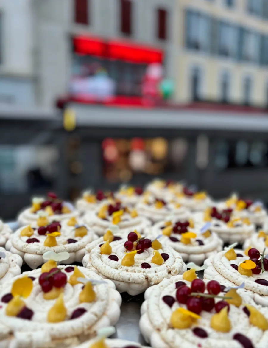 Plateau de pavlovas aux fruits préparées au Cristal