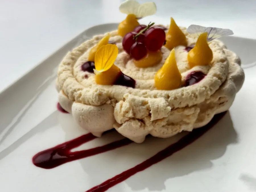 Pavlova aux fruits rouges dressée en dessert au Cristal