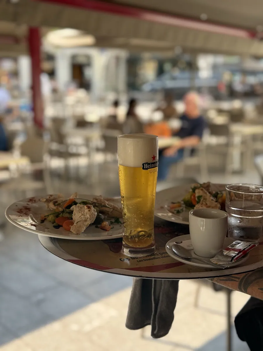 Plateau de boissons et d'assiettes emporté vers la terrasse du Cristal