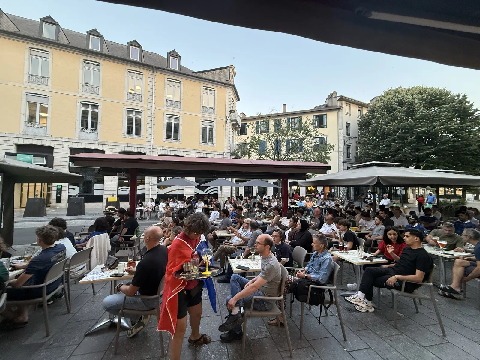 La terrasse du Cristal remplie un après-midi d'été, place du centre-ville de Pau