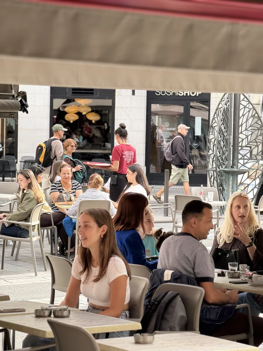 La terrasse du Cristal installée sur la rue piétonne du centre de Pau